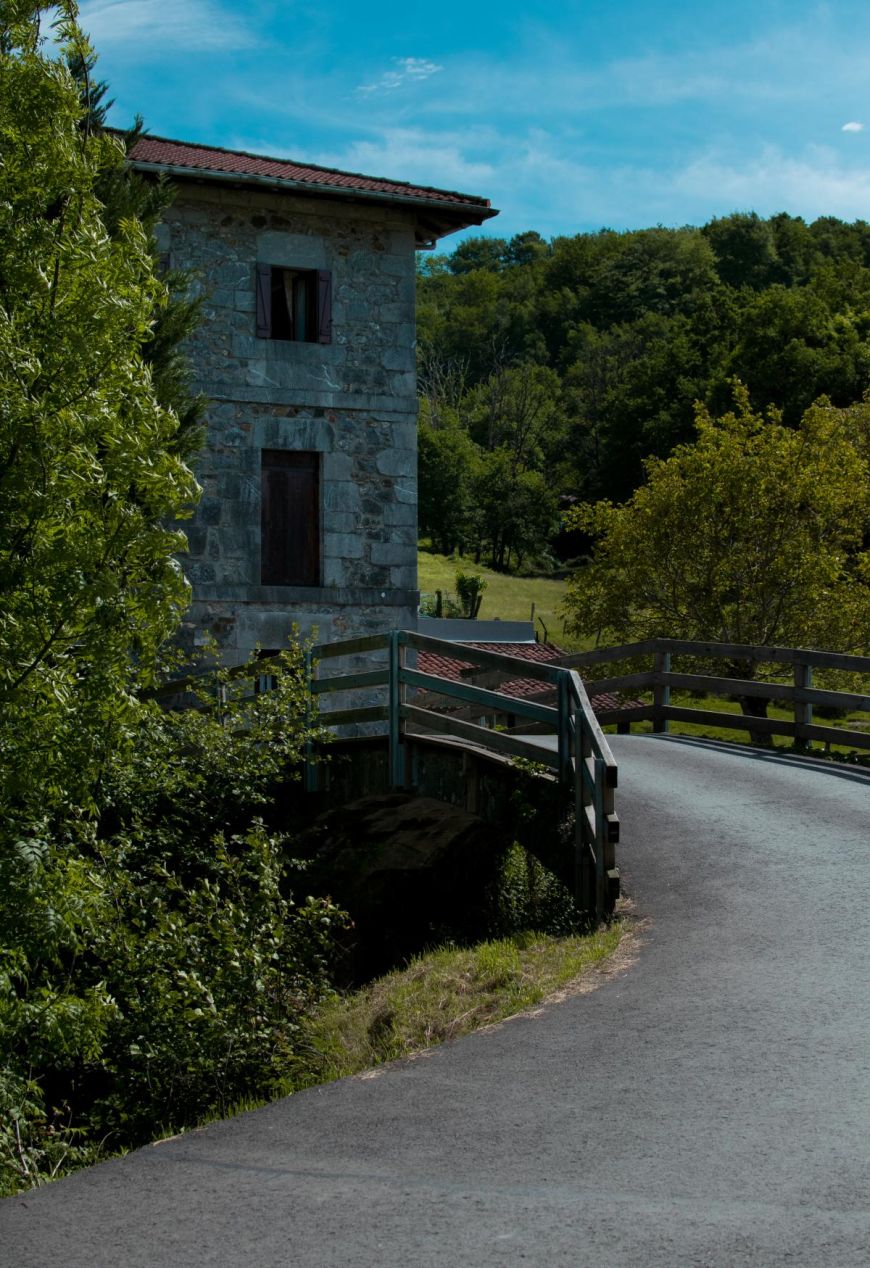 Fachada del Hotel Rural Antsotegi, alojamiento con encanto en plena naturaleza del País Vasco